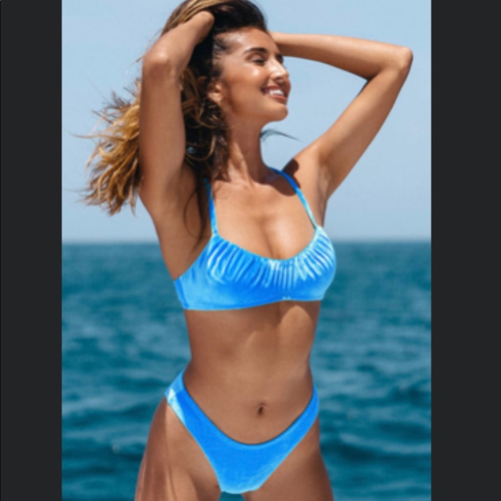 Cup she bathing suit never worn NWT size medium!
